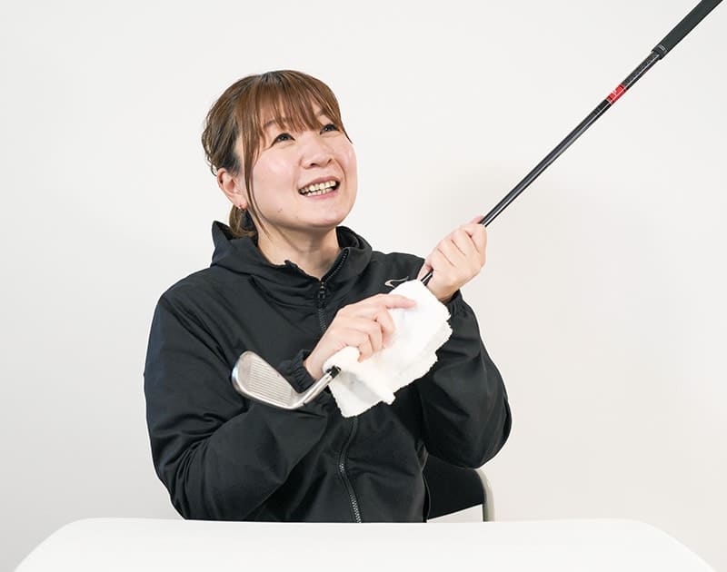 休日のR.T.さん。ゴルフクラブを手にしている