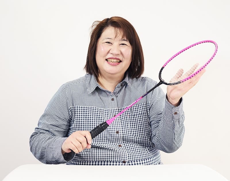 休日のR.Y.さん。バドミントンのラケットを手にしている
