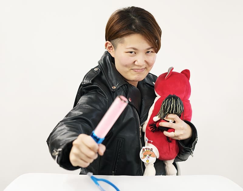 休日のN.S.さん。ライブ用のペンライトとマスコット人形を手にしている