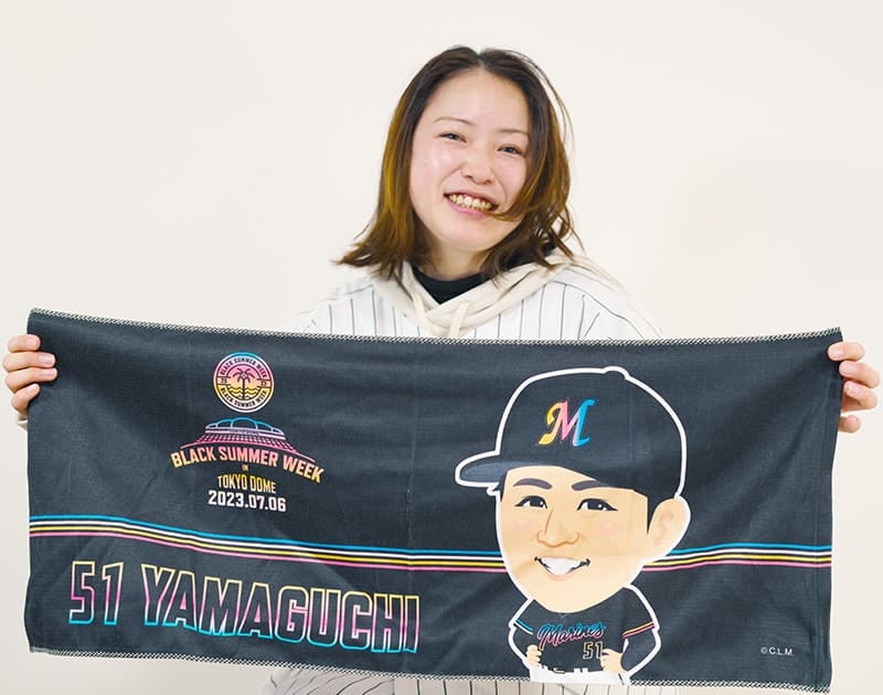休日のE.A.さん。応援している野球チームのタオルを広げている